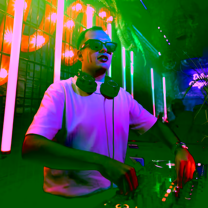 Niccolò Manchinu FLOYER* DJ Disk Jokey Music Live Olbia Costa Smeralda Sardinia Press Picture